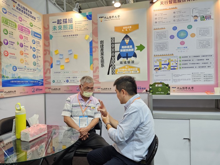 產學鏈結(左起阿爾傑創辦人、產學處新創中心蔡經理)圖片