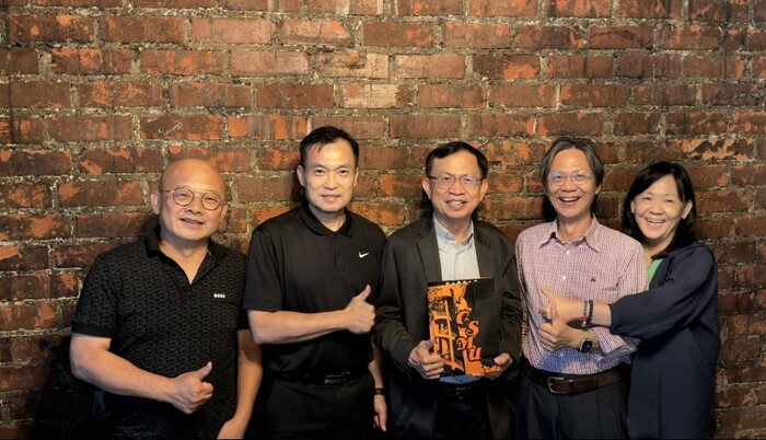 右邊起第三位為美國執業會計師 Jerry Huang合影  主要辦理在美國設立公司與稅務業務圖片