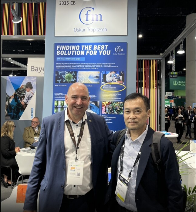 BIO International Convention in San Diego 2026與Cfm Oskar Tropitzsch的MichaelSchäffler合影 Cfm Oskar Tropitzsch為一間位於德國的公司，專營客製化的化學合成物與藥用植物或藥品原料生產，於會展中相談甚歡。圖片