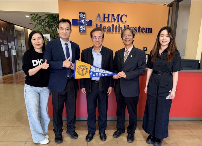邱文達執行長於AHMC總部人員合影圖片