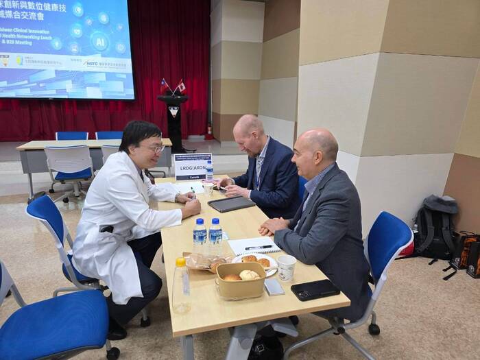 AXON與家庭暨社區醫學部顏啟華副院長圖片